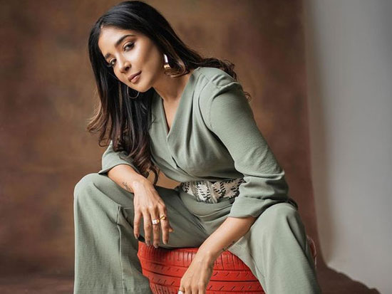 Lovely Looks Of Sakshi Agarwal In Green